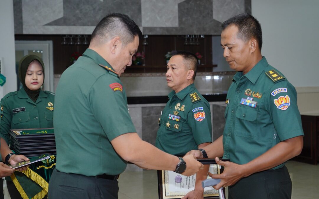 DUA DOSEN TEKNIK SIPIL PERTAHANAN AKMIL RAIH PENGHARGAAN DOSEN TERBAIK